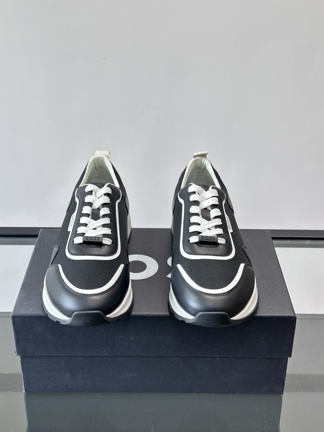 BOSS男士拼接运动鞋，网布➕皮革拼接，透气又有支撑力！白色橡胶鞋底，耐磨抓地力强，日常穿搭或轻运动都O
