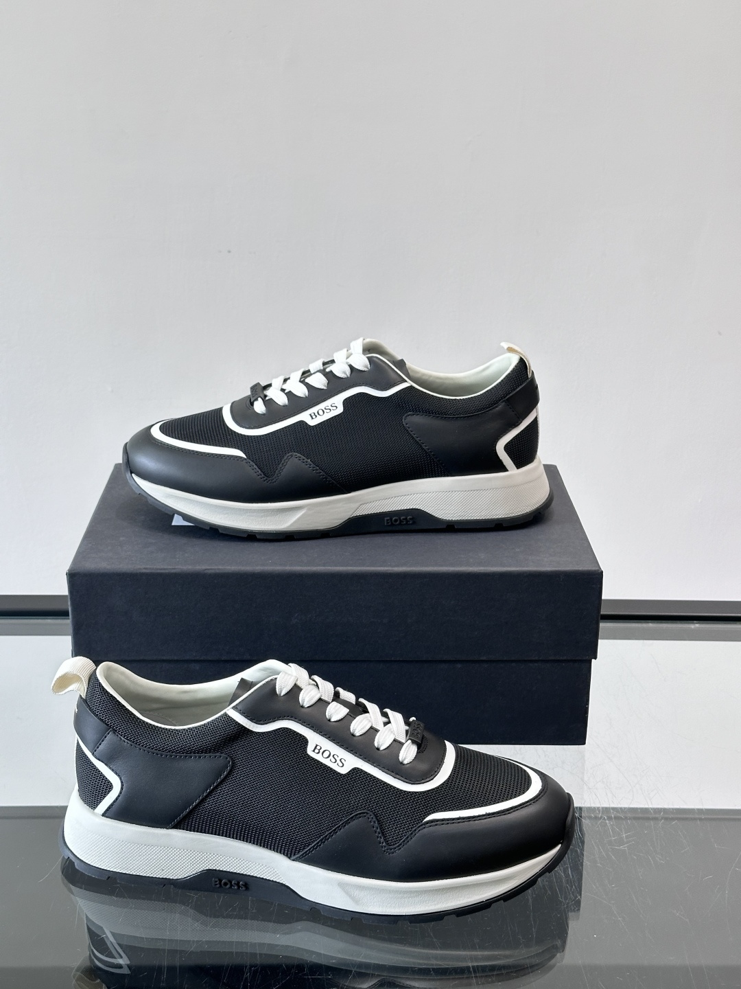 BOSS男士拼接运动鞋，网布➕皮革拼接，透气又有支撑力！白色橡胶鞋底，耐磨抓地力强，日常穿搭或轻运动都O