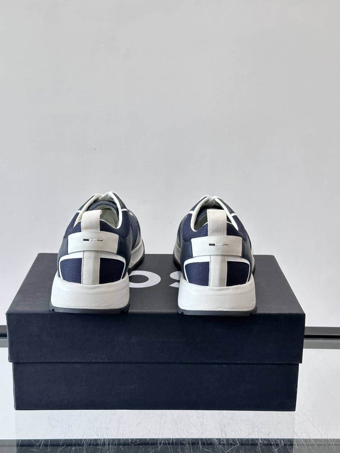 BOSS男士拼接运动鞋，网布➕皮革拼接，透气又有支撑力！白色橡胶鞋底，耐磨抓地力强，日常穿搭或轻运动都O