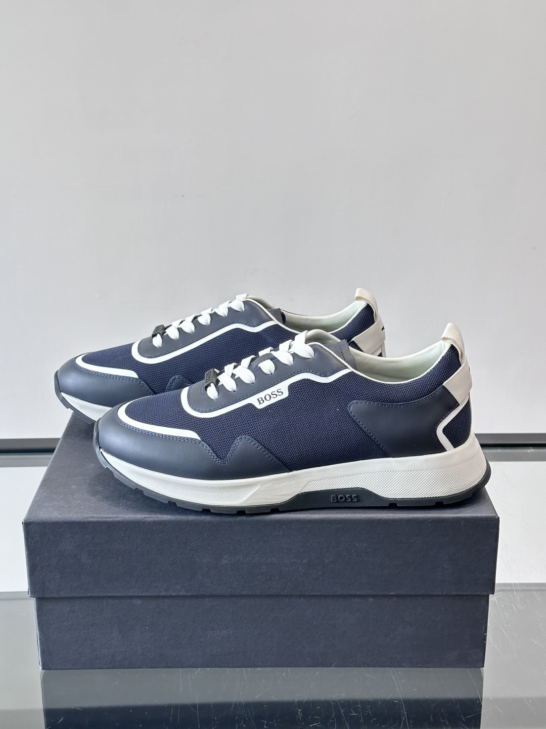 BOSS男士拼接运动鞋，网布➕皮革拼接，透气又有支撑力！白色橡胶鞋底，耐磨抓地力强，日常穿搭或轻运动都O