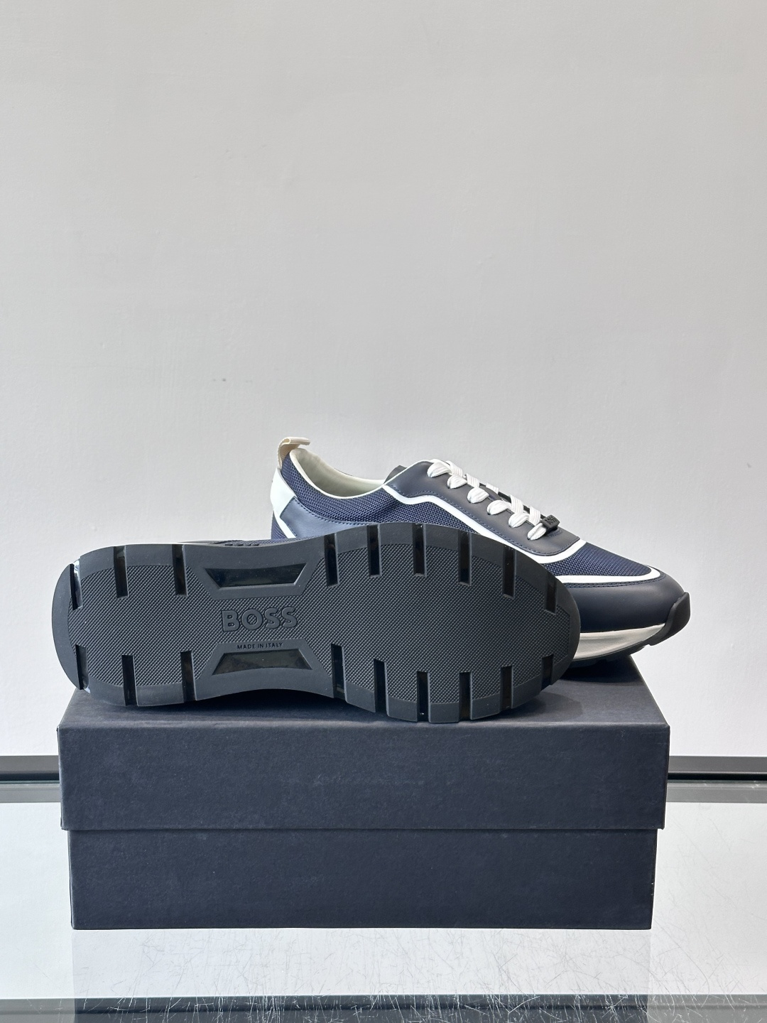 BOSS男士拼接运动鞋，网布➕皮革拼接，透气又有支撑力！白色橡胶鞋底，耐磨抓地力强，日常穿搭或轻运动都O