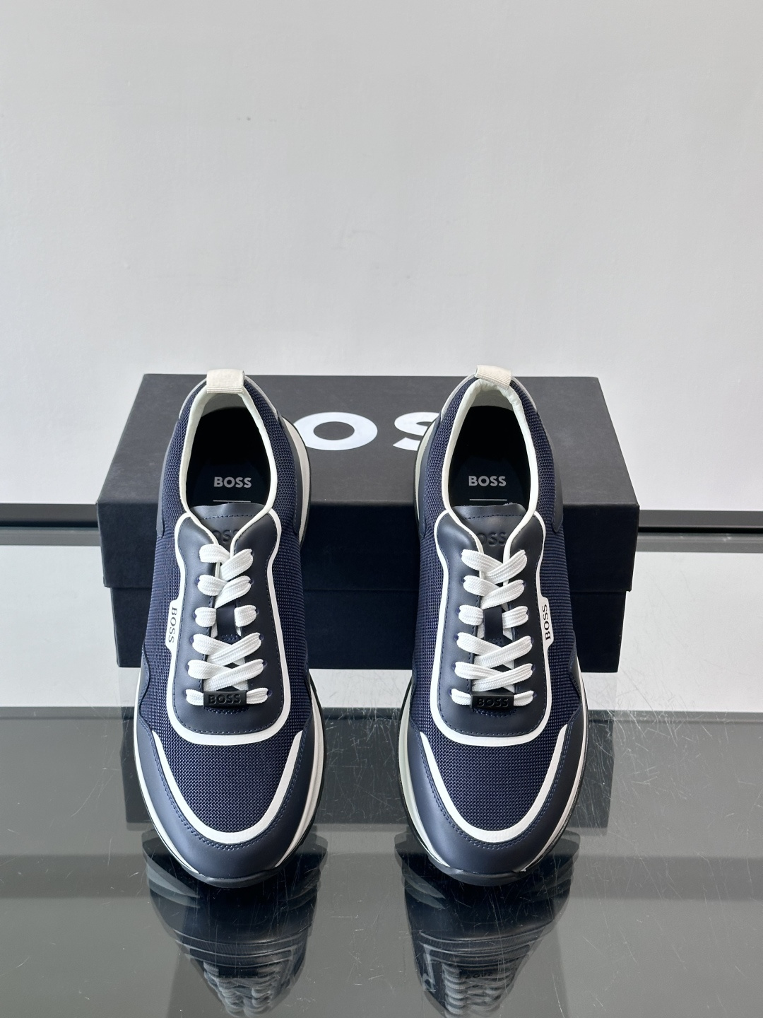 BOSS男士拼接运动鞋，网布➕皮革拼接，透气又有支撑力！白色橡胶鞋底，耐磨抓地力强，日常穿搭或轻运动都O