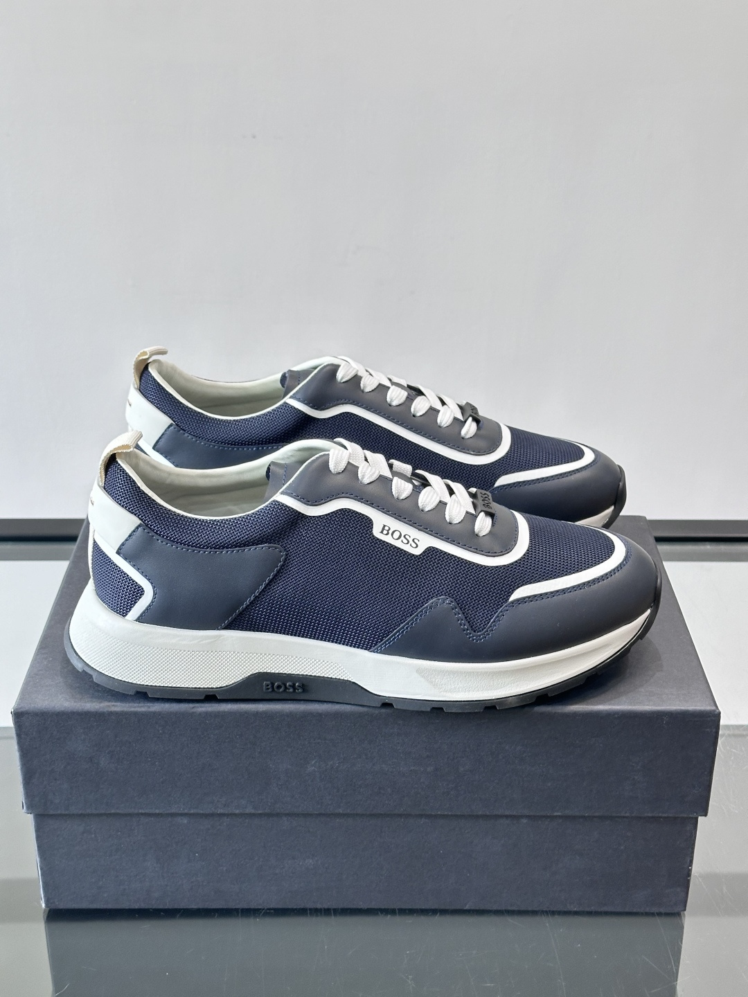 BOSS男士拼接运动鞋，网布➕皮革拼接，透气又有支撑力！白色橡胶鞋底，耐磨抓地力强，日常穿搭或轻运动都O