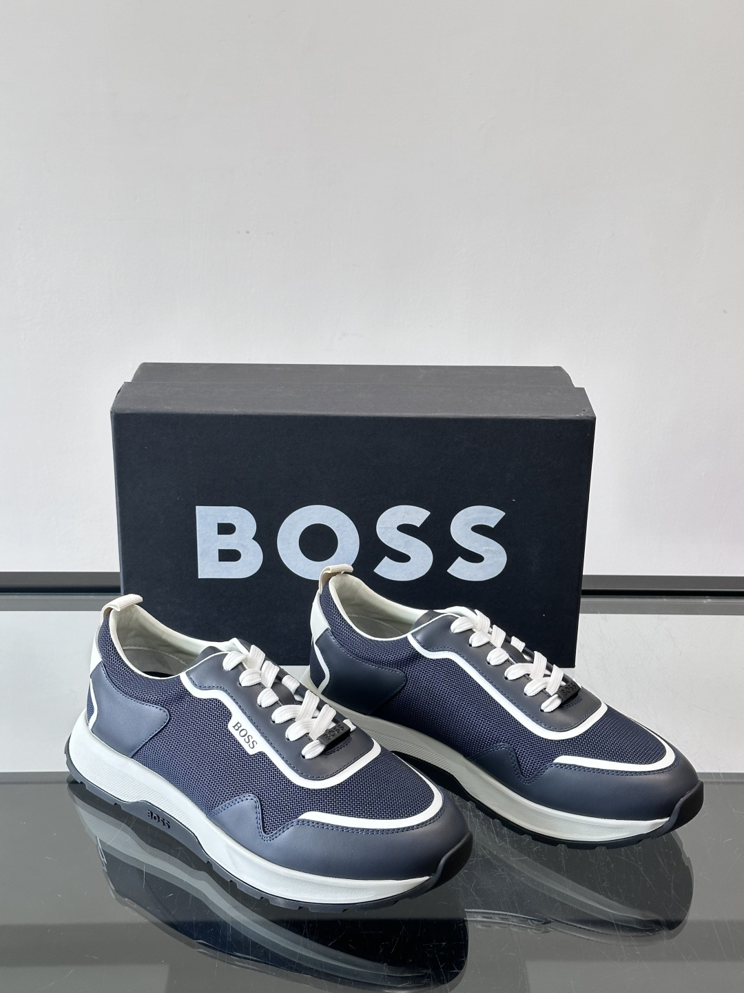 BOSS男士拼接运动鞋，网布➕皮革拼接，透气又有支撑力！白色橡胶鞋底，耐磨抓地力强，日常穿搭或轻运动都O