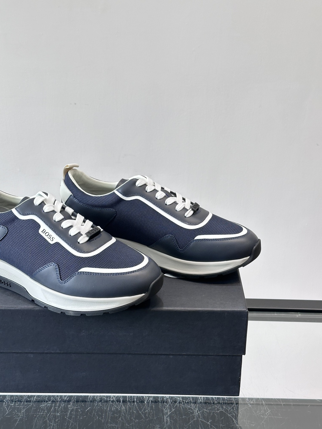 BOSS男士拼接运动鞋，网布➕皮革拼接，透气又有支撑力！白色橡胶鞋底，耐磨抓地力强，日常穿搭或轻运动都O
