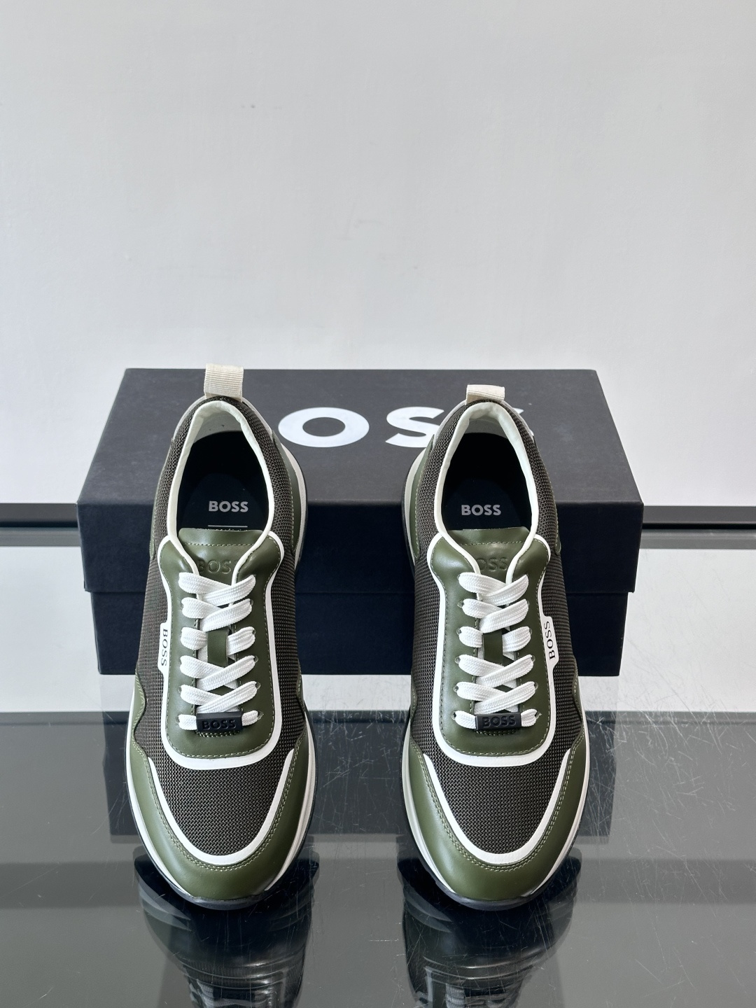 BOSS男士拼接运动鞋，网布➕皮革拼接，透气又有支撑力！白色橡胶鞋底，耐磨抓地力强，日常穿搭或轻运动都O