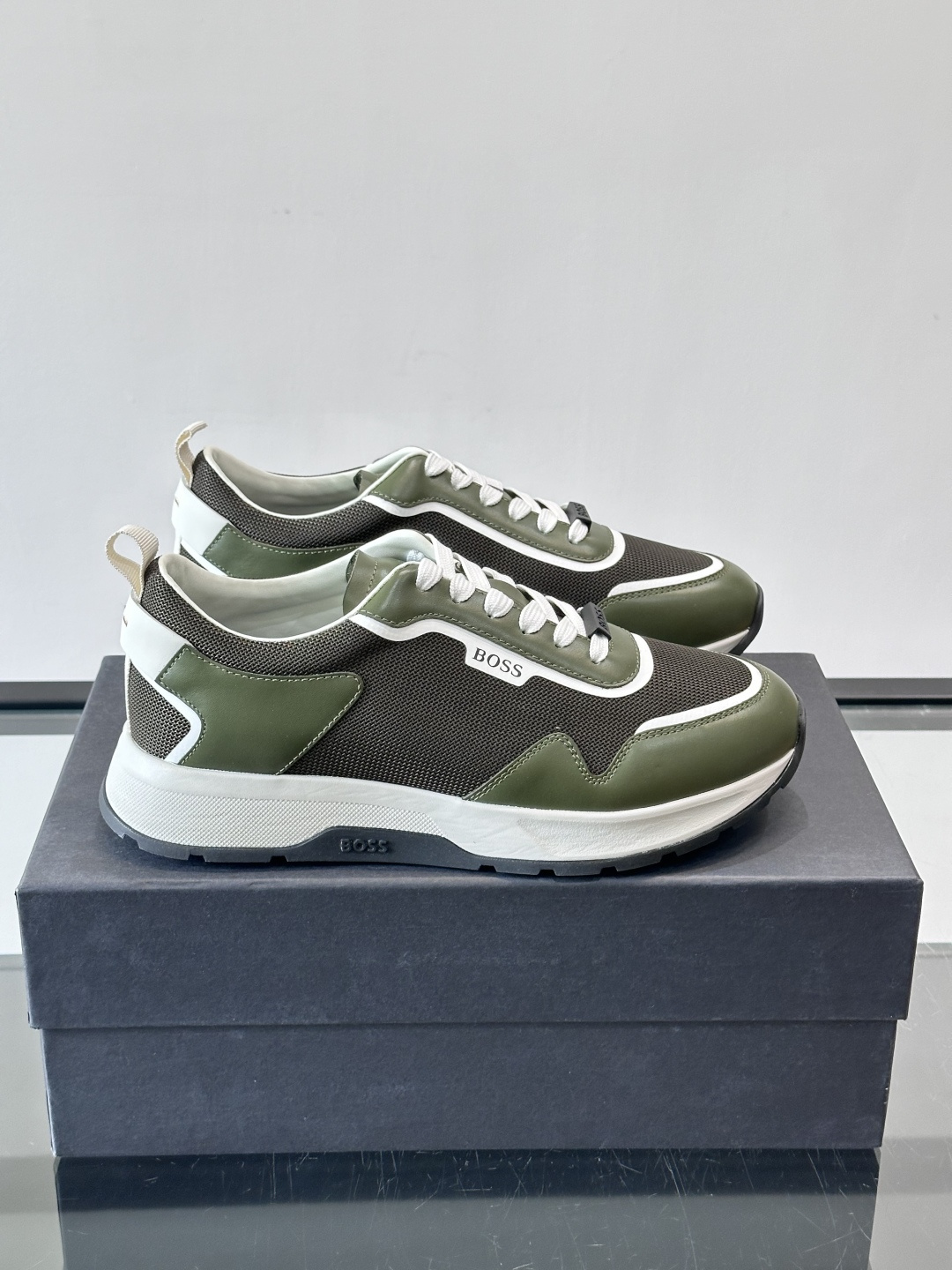 BOSS男士拼接运动鞋，网布➕皮革拼接，透气又有支撑力！白色橡胶鞋底，耐磨抓地力强，日常穿搭或轻运动都O