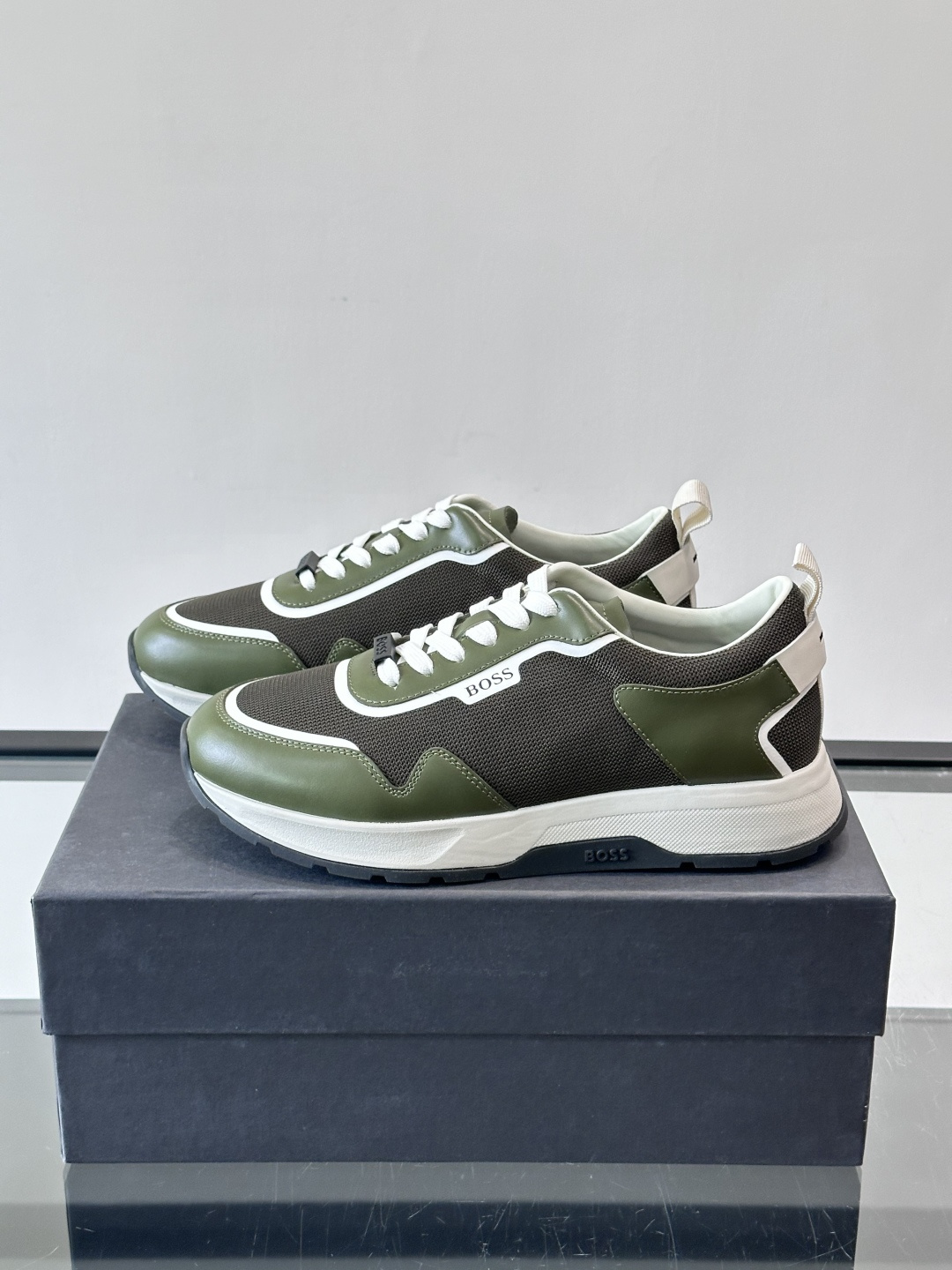 BOSS男士拼接运动鞋，网布➕皮革拼接，透气又有支撑力！白色橡胶鞋底，耐磨抓地力强，日常穿搭或轻运动都O