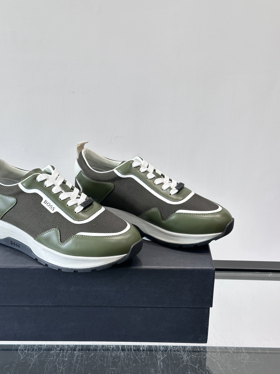 BOSS男士拼接运动鞋，网布➕皮革拼接，透气又有支撑力！白色橡胶鞋底，耐磨抓地力强，日常穿搭或轻运动都O