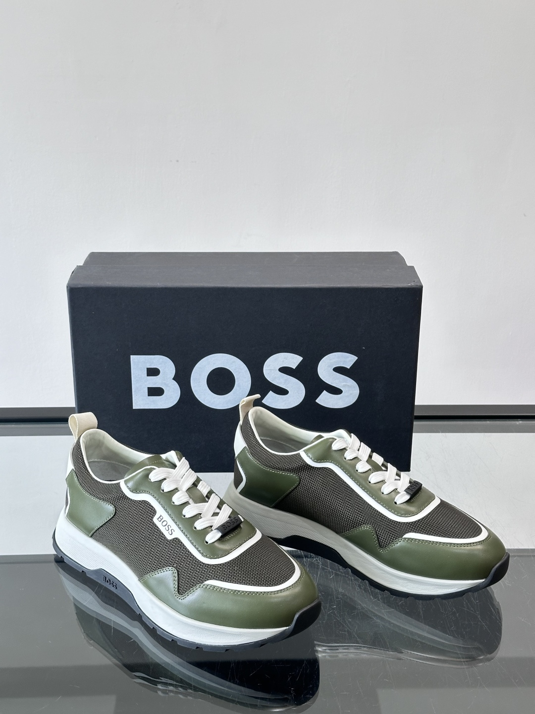 BOSS男士拼接运动鞋，网布➕皮革拼接，透气又有支撑力！白色橡胶鞋底，耐磨抓地力强，日常穿搭或轻运动都O