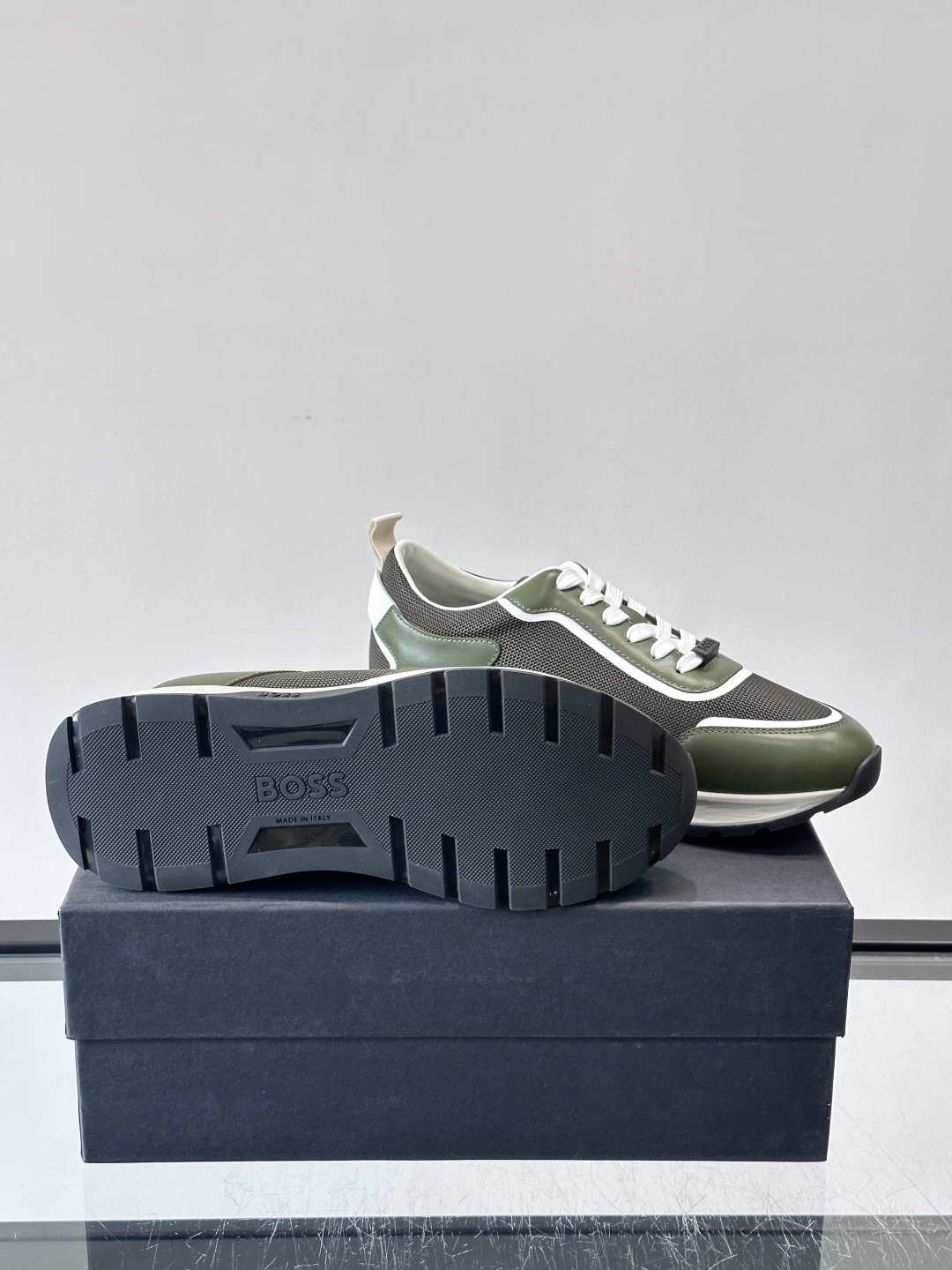 BOSS男士拼接运动鞋，网布➕皮革拼接，透气又有支撑力！白色橡胶鞋底，耐磨抓地力强，日常穿搭或轻运动都O