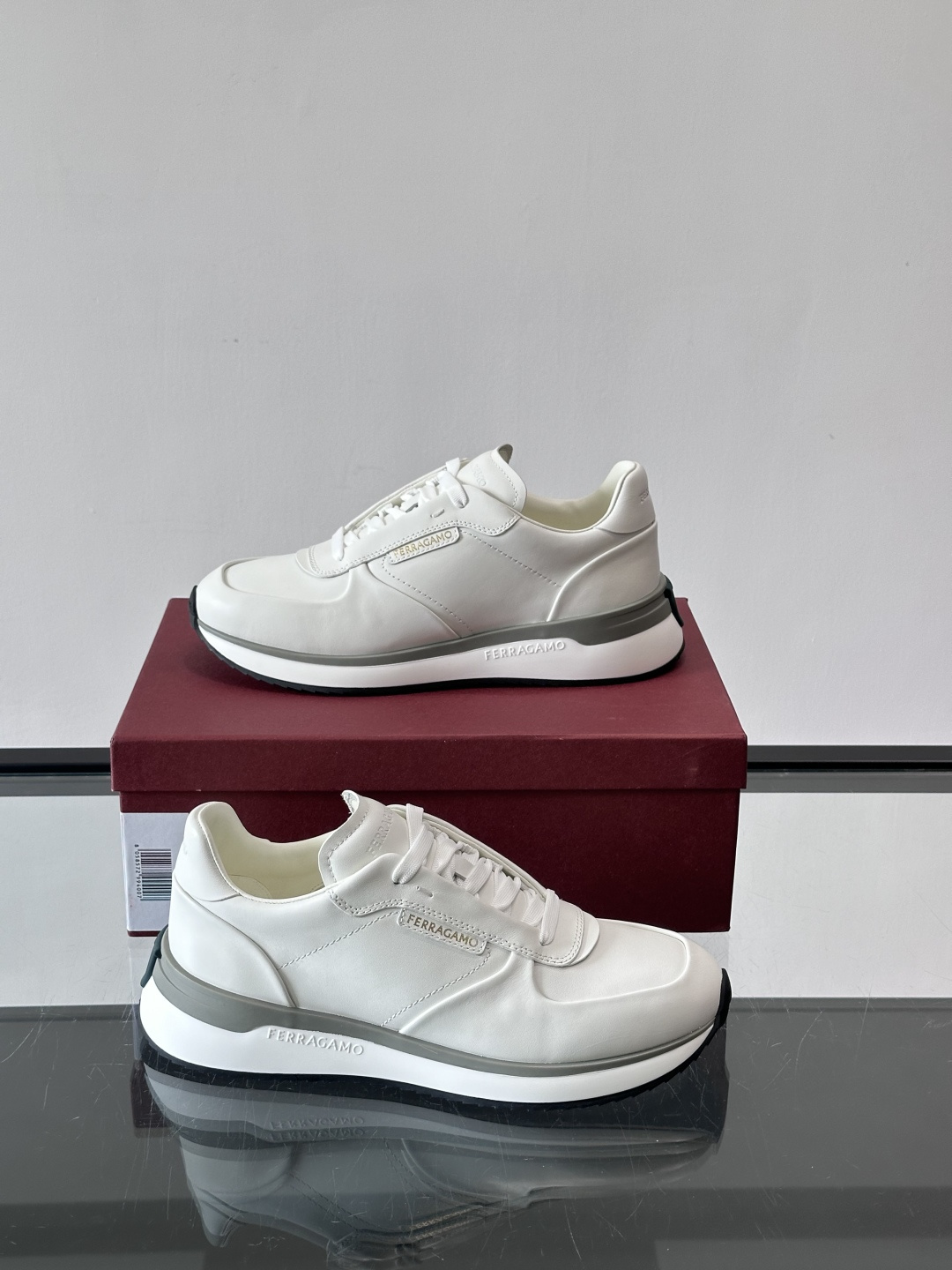 F菲拉格慕男士休闲运动鞋，采用优质皮革，简约大气，厚底设计舒适又显高✨。鞋侧和鞋底有品牌标识，细节满分。