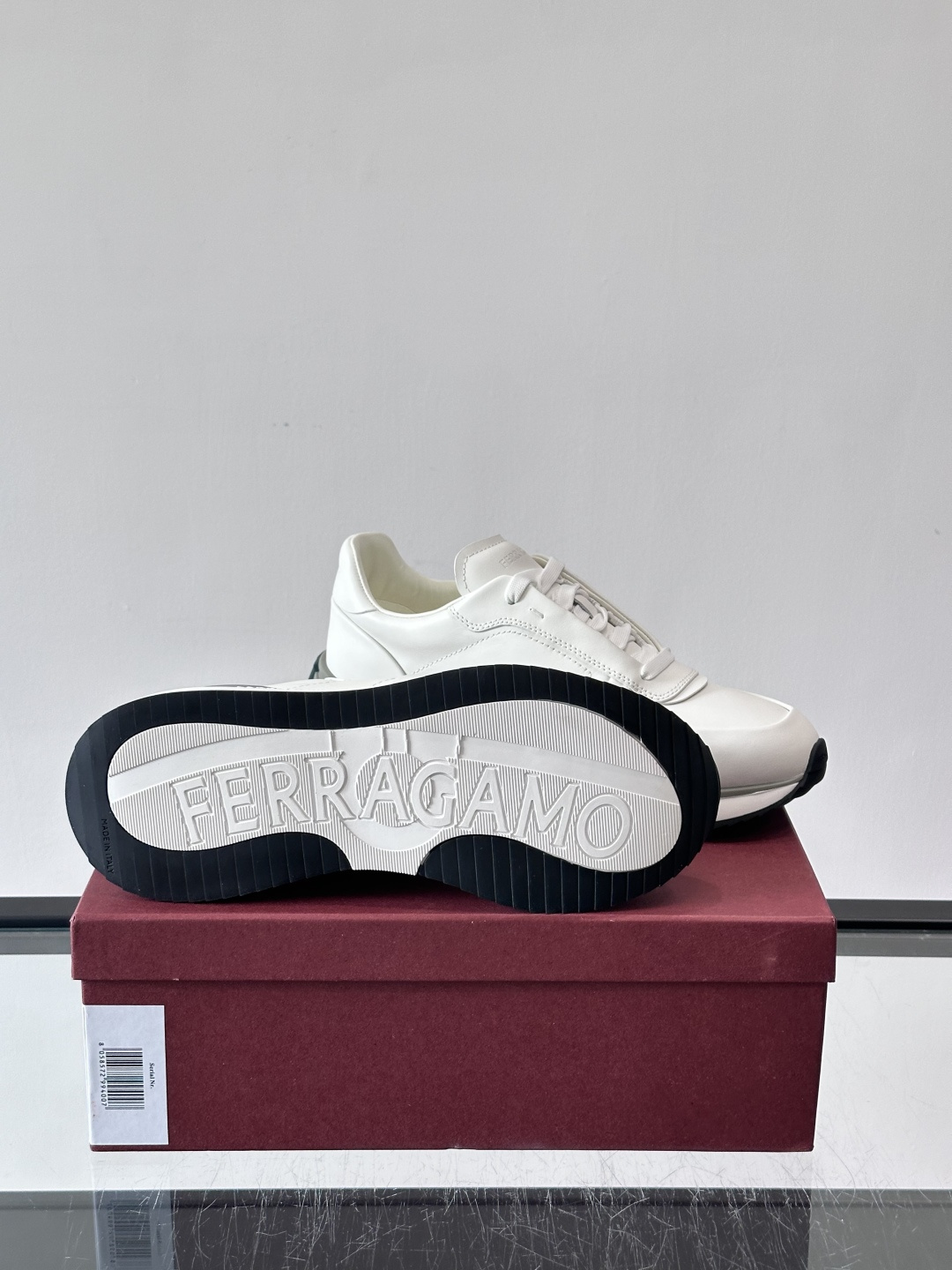 F菲拉格慕男士休闲运动鞋，采用优质皮革，简约大气，厚底设计舒适又显高✨。鞋侧和鞋底有品牌标识，细节满分。