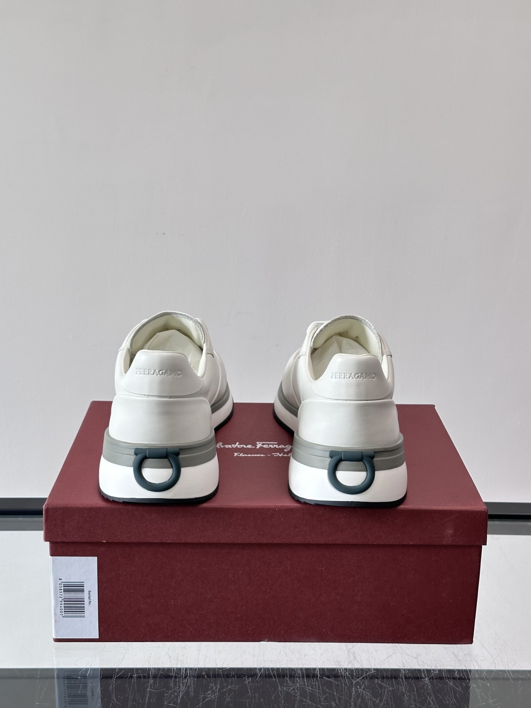 F菲拉格慕男士休闲运动鞋，采用优质皮革，简约大气，厚底设计舒适又显高✨。鞋侧和鞋底有品牌标识，细节满分。