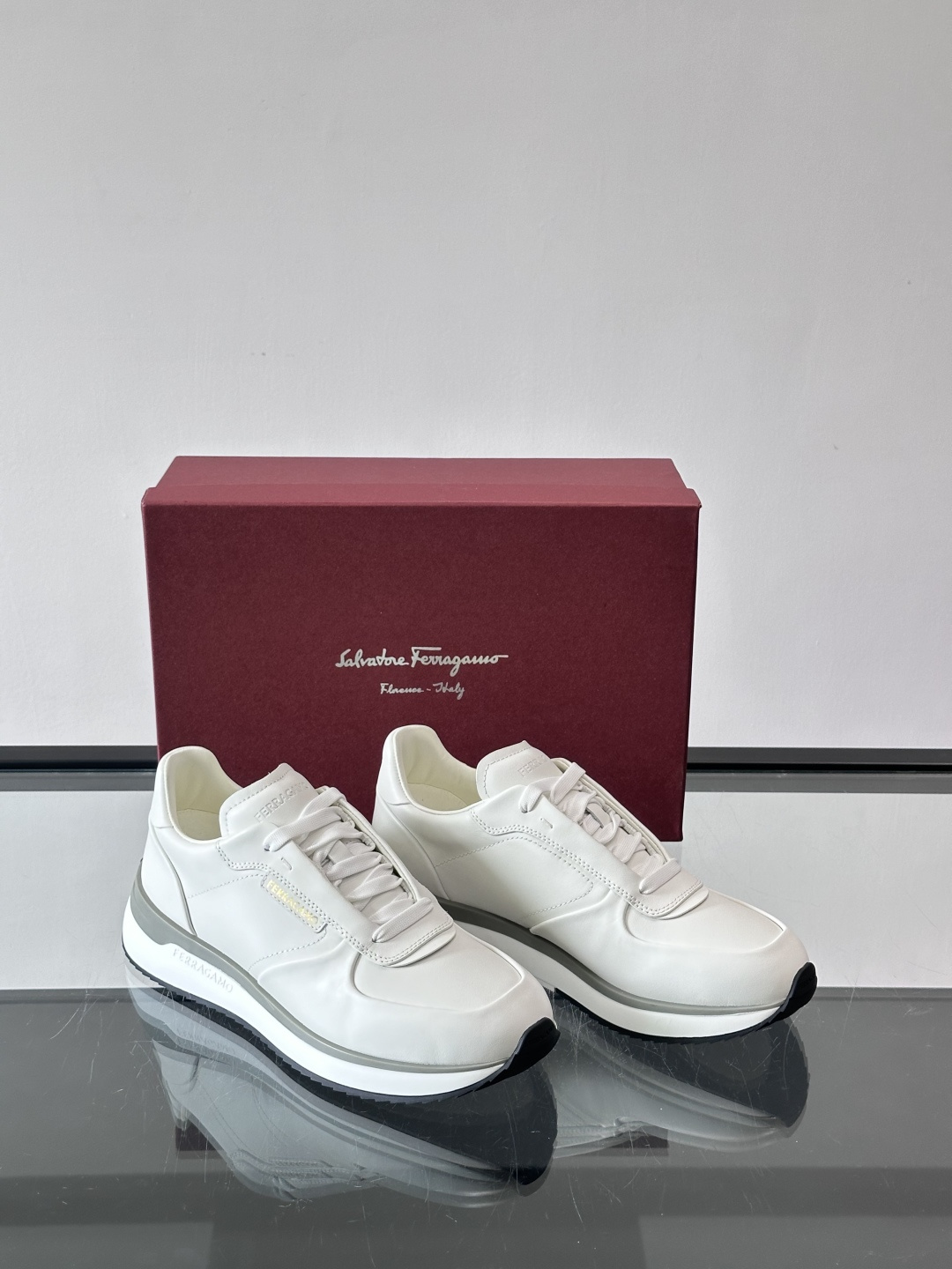 F菲拉格慕男士休闲运动鞋，采用优质皮革，简约大气，厚底设计舒适又显高✨。鞋侧和鞋底有品牌标识，细节满分。