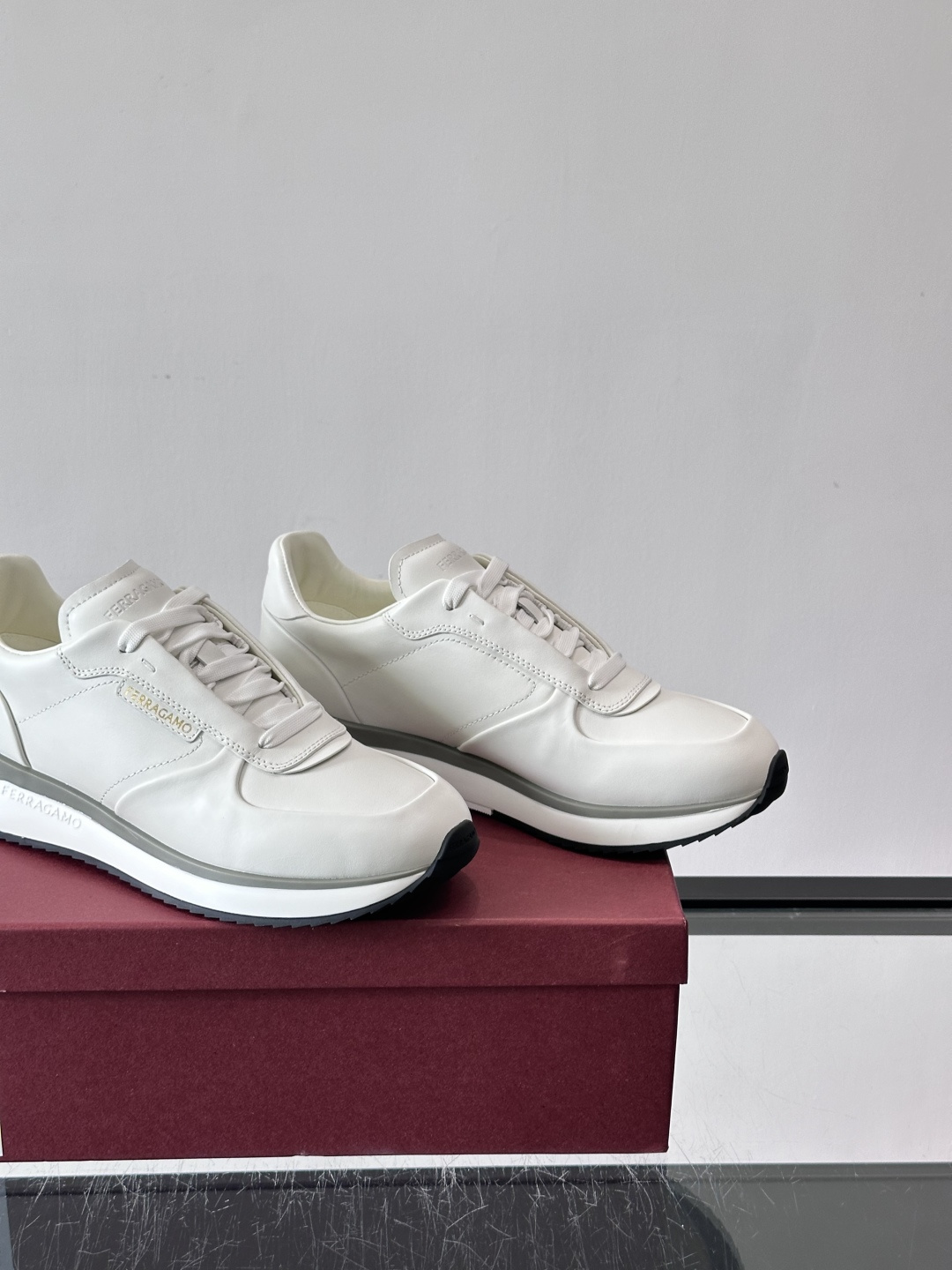 F菲拉格慕男士休闲运动鞋，采用优质皮革，简约大气，厚底设计舒适又显高✨。鞋侧和鞋底有品牌标识，细节满分。