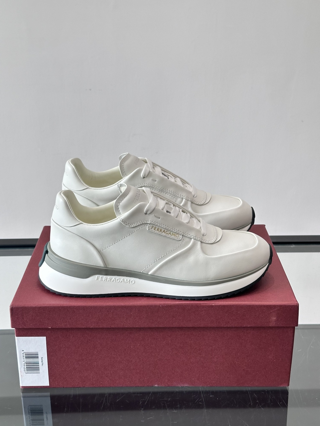 F菲拉格慕男士休闲运动鞋，采用优质皮革，简约大气，厚底设计舒适又显高✨。鞋侧和鞋底有品牌标识，细节满分。