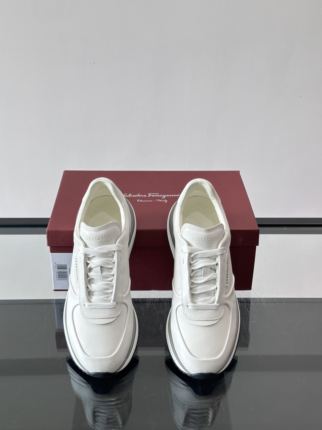 F菲拉格慕男士休闲运动鞋，采用优质皮革，简约大气，厚底设计舒适又显高✨。鞋侧和鞋底有品牌标识，细节满分。