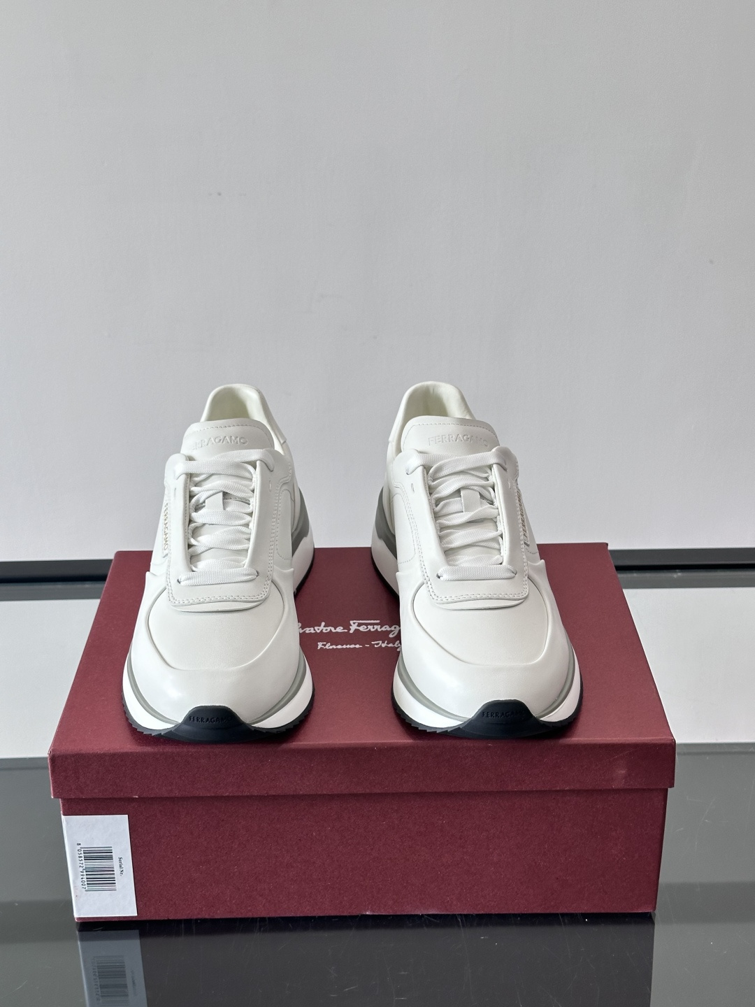 F菲拉格慕男士休闲运动鞋，采用优质皮革，简约大气，厚底设计舒适又显高✨。鞋侧和鞋底有品牌标识，细节满分。