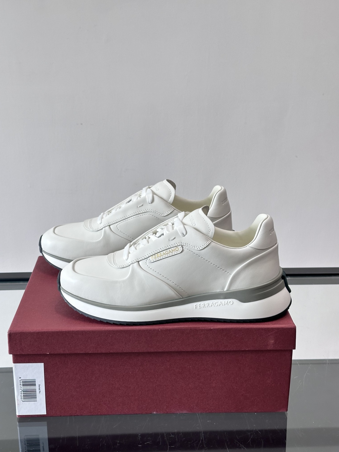 F菲拉格慕男士休闲运动鞋，采用优质皮革，简约大气，厚底设计舒适又显高✨。鞋侧和鞋底有品牌标识，细节满分。