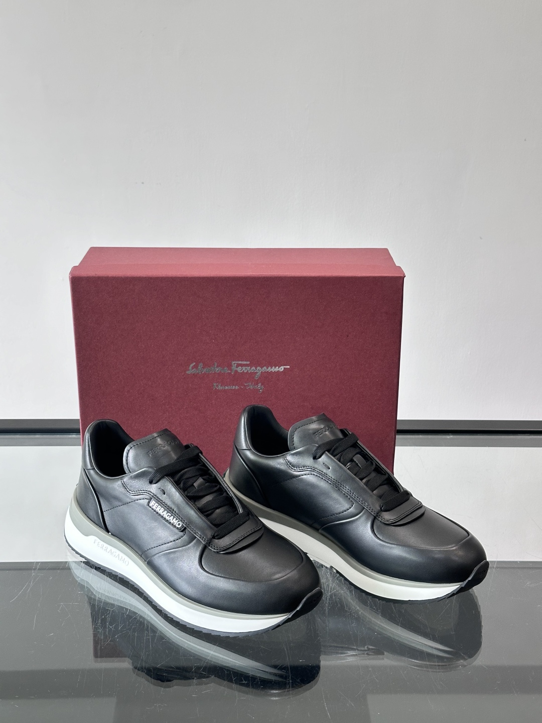 F菲拉格慕男士休闲运动鞋，采用优质皮革，简约大气，厚底设计舒适又显高✨。鞋侧和鞋底有品牌标识，细节满分。