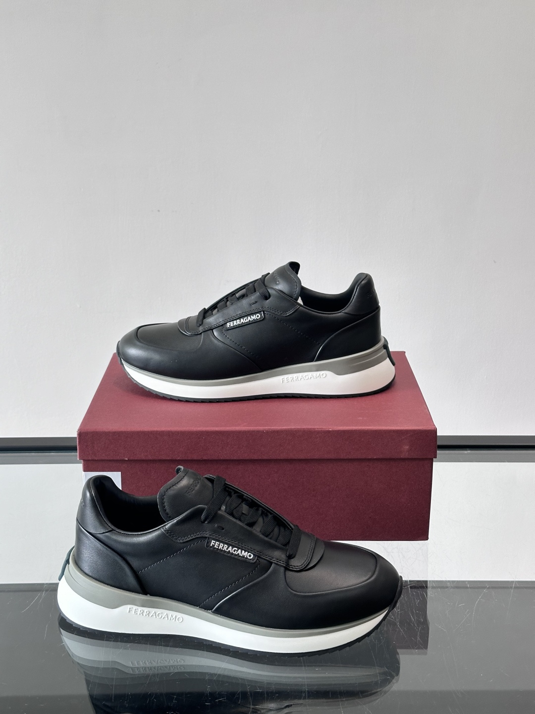 F菲拉格慕男士休闲运动鞋，采用优质皮革，简约大气，厚底设计舒适又显高✨。鞋侧和鞋底有品牌标识，细节满分。