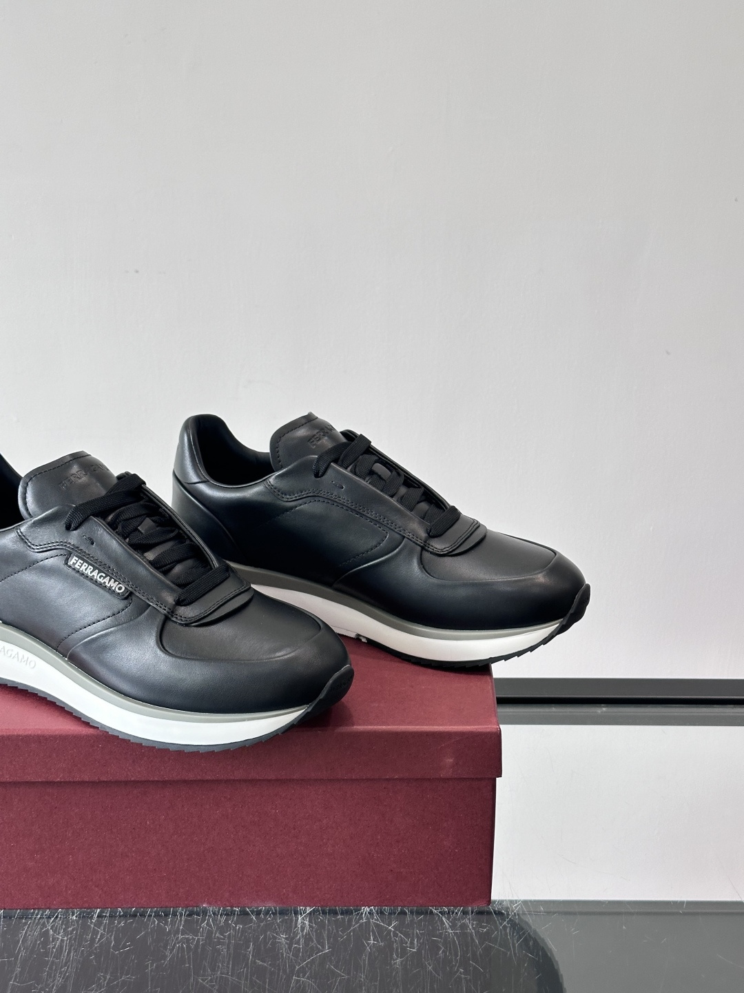 F菲拉格慕男士休闲运动鞋，采用优质皮革，简约大气，厚底设计舒适又显高✨。鞋侧和鞋底有品牌标识，细节满分。