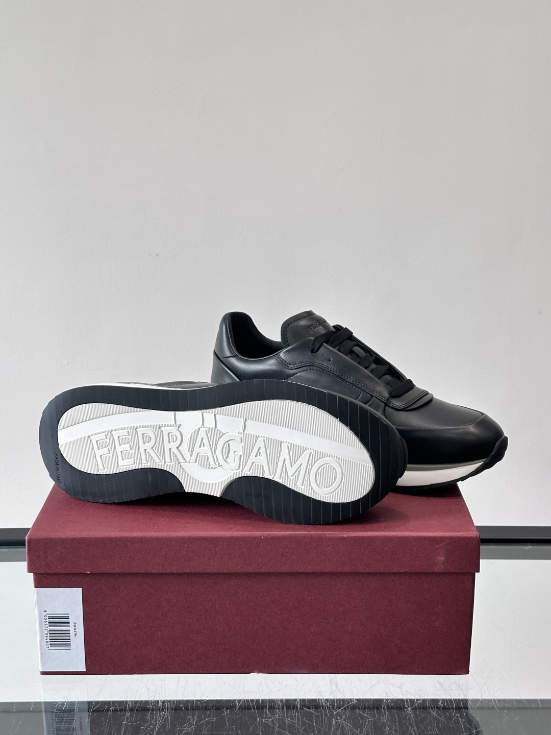 F菲拉格慕男士休闲运动鞋，采用优质皮革，简约大气，厚底设计舒适又显高✨。鞋侧和鞋底有品牌标识，细节满分。