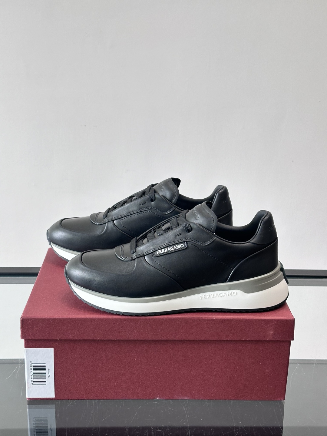 F菲拉格慕男士休闲运动鞋，采用优质皮革，简约大气，厚底设计舒适又显高✨。鞋侧和鞋底有品牌标识，细节满分。