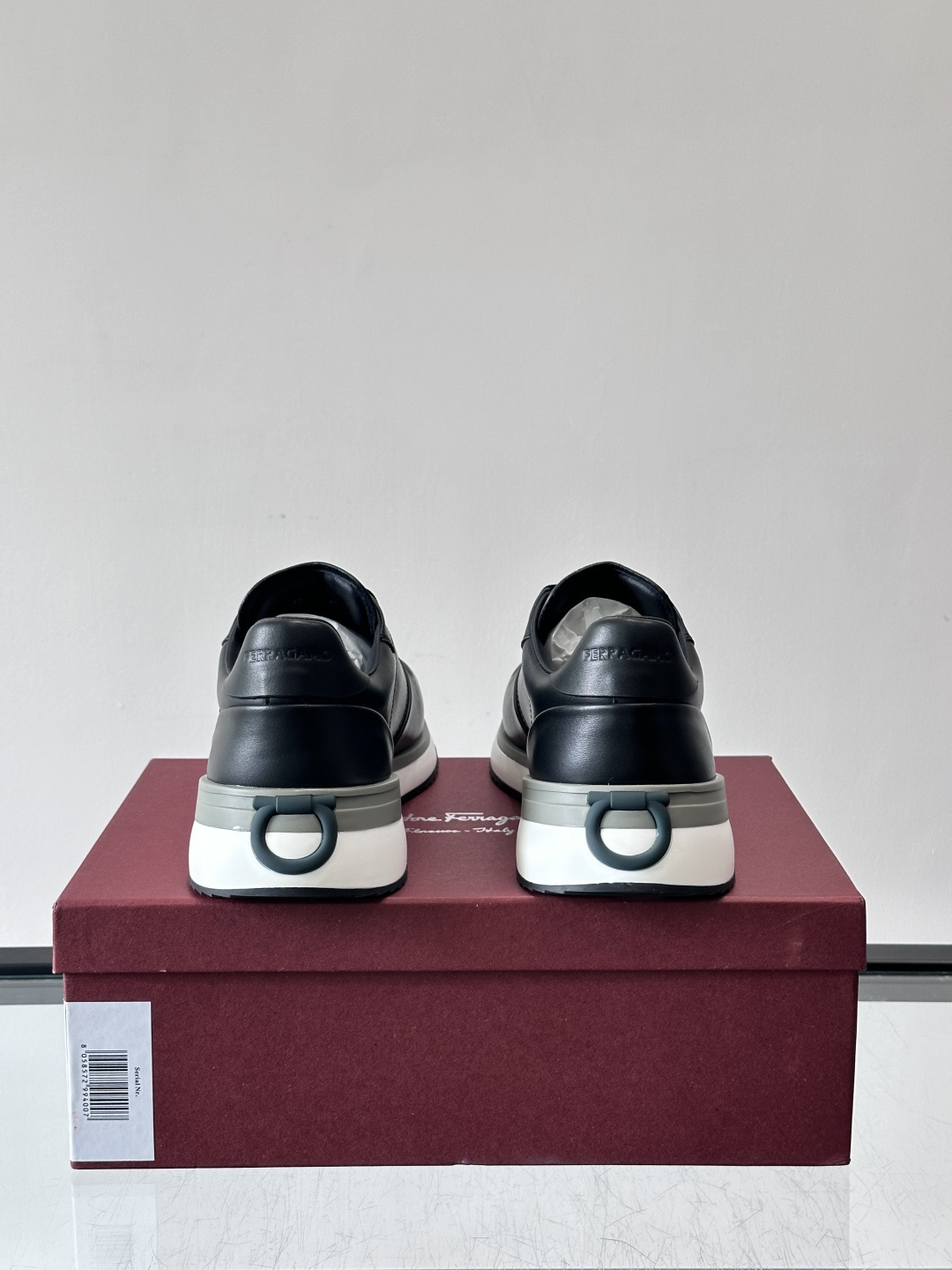 F菲拉格慕男士休闲运动鞋，采用优质皮革，简约大气，厚底设计舒适又显高✨。鞋侧和鞋底有品牌标识，细节满分。