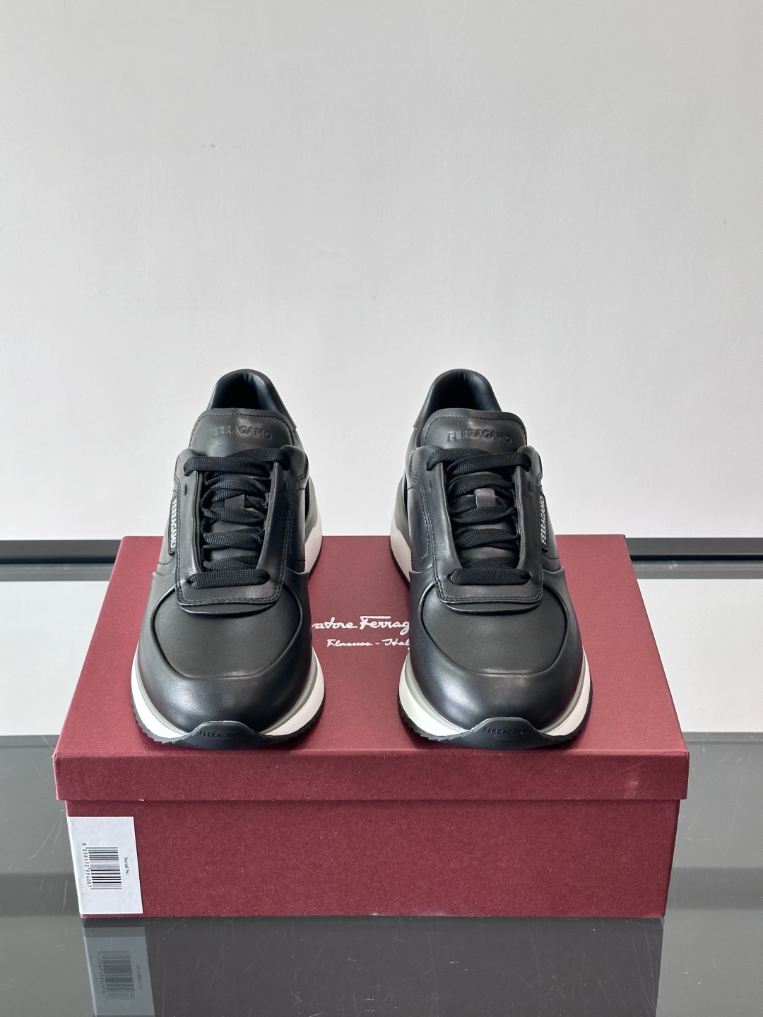 F菲拉格慕男士休闲运动鞋，采用优质皮革，简约大气，厚底设计舒适又显高✨。鞋侧和鞋底有品牌标识，细节满分。