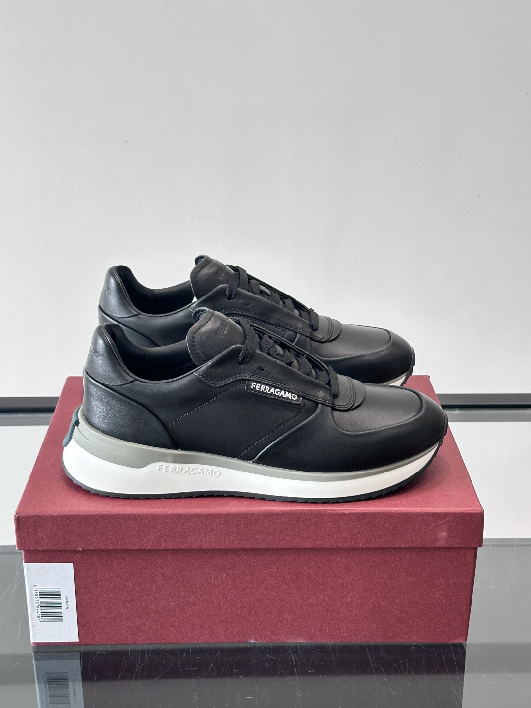 F菲拉格慕男士休闲运动鞋，采用优质皮革，简约大气，厚底设计舒适又显高✨。鞋侧和鞋底有品牌标识，细节满分。