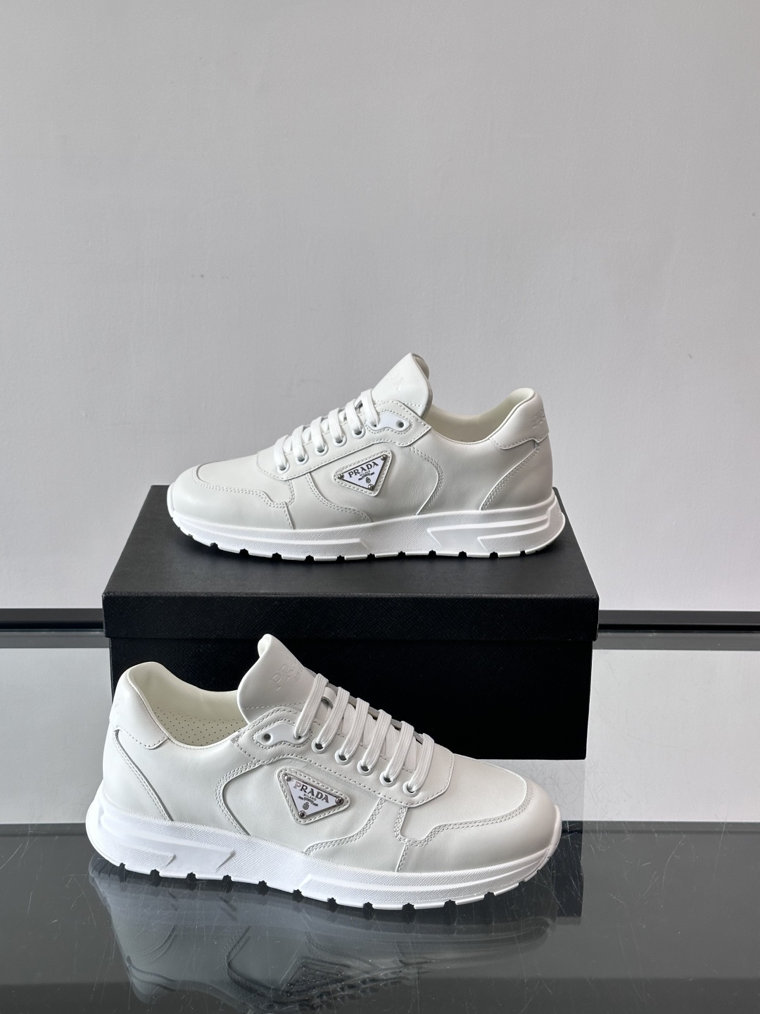 PRADA男士休闲运动鞋，采用优质皮革。舒适又透气！鞋侧三角Logo超有辨识度，简约百搭，日常穿搭无压力