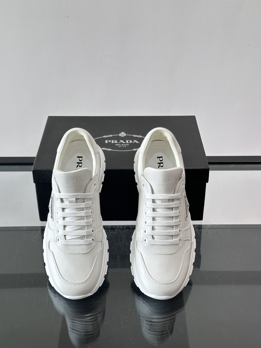 PRADA男士休闲运动鞋，采用优质皮革。舒适又透气！鞋侧三角Logo超有辨识度，简约百搭，日常穿搭无压力