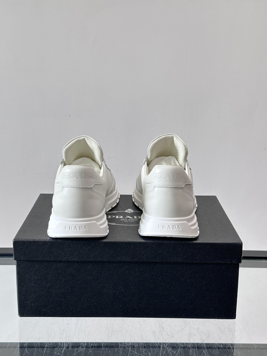PRADA男士休闲运动鞋，采用优质皮革。舒适又透气！鞋侧三角Logo超有辨识度，简约百搭，日常穿搭无压力
