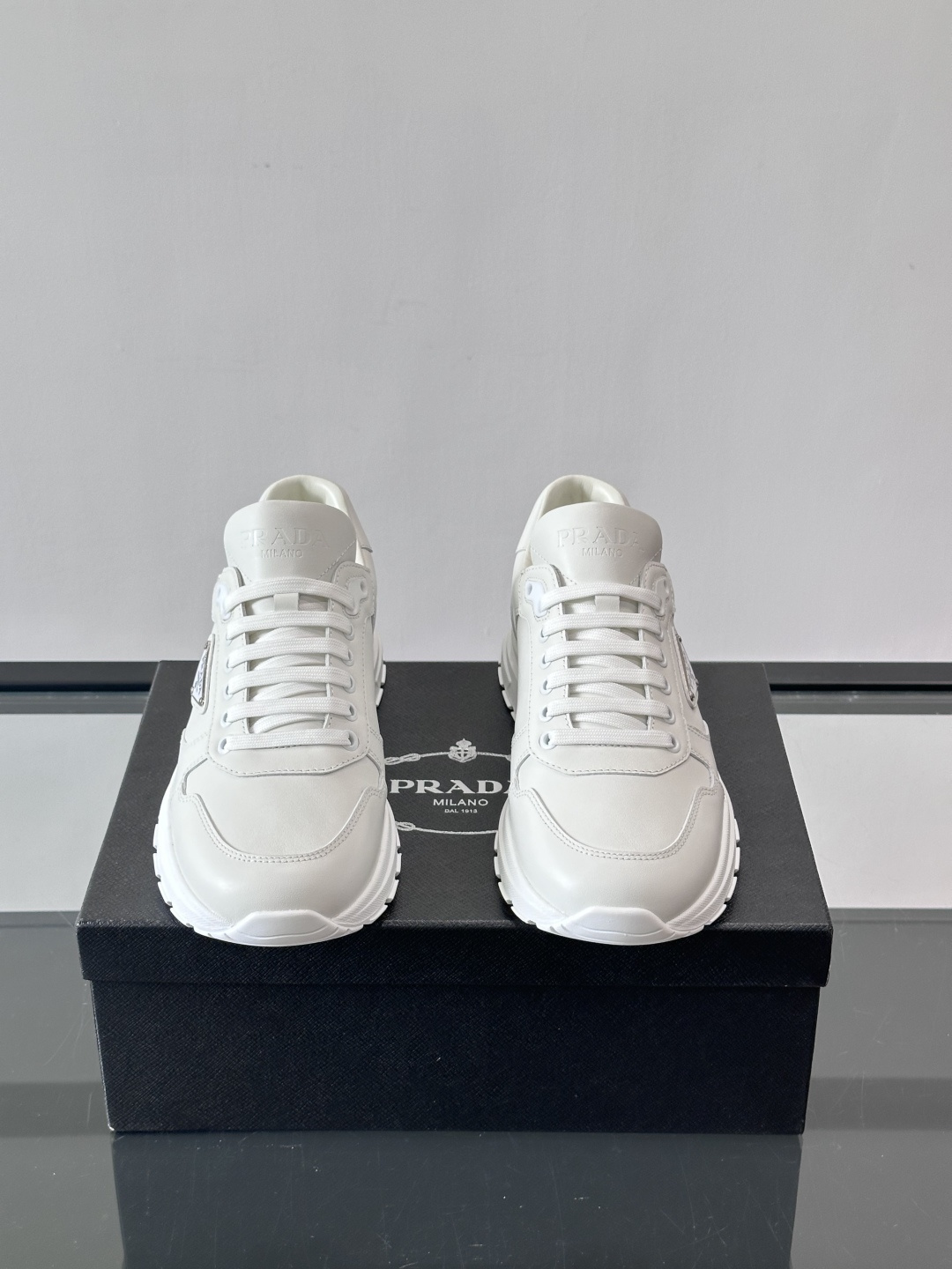 PRADA男士休闲运动鞋，采用优质皮革。舒适又透气！鞋侧三角Logo超有辨识度，简约百搭，日常穿搭无压力