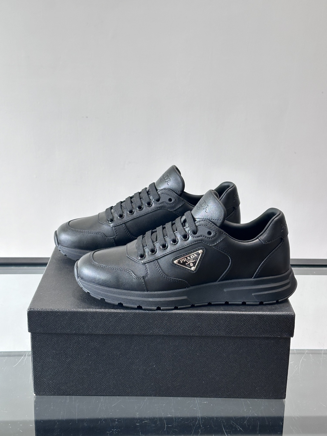 PRADA男士休闲运动鞋，采用优质皮革。舒适又透气！鞋侧三角Logo超有辨识度，简约百搭，日常穿搭无压力