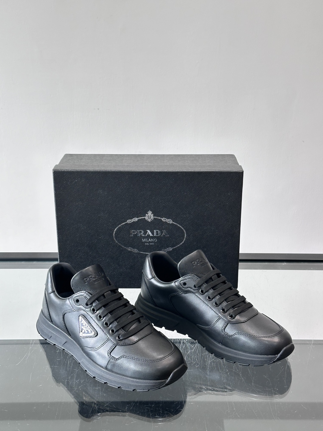 PRADA男士休闲运动鞋，采用优质皮革。舒适又透气！鞋侧三角Logo超有辨识度，简约百搭，日常穿搭无压力