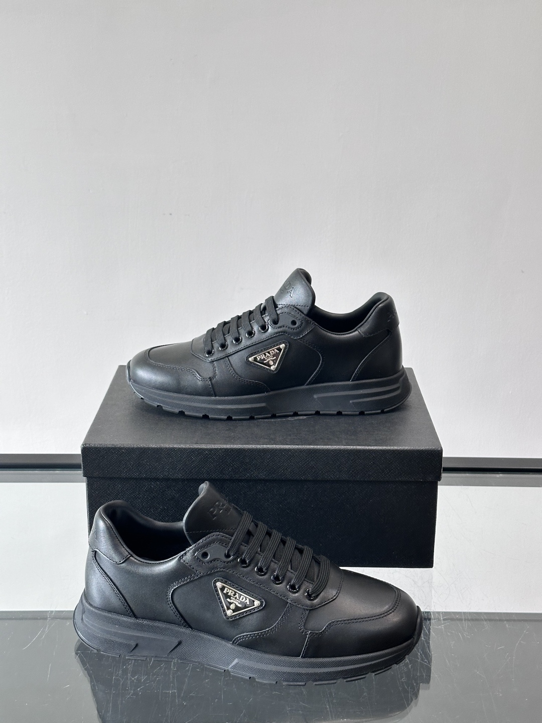 PRADA男士休闲运动鞋，采用优质皮革。舒适又透气！鞋侧三角Logo超有辨识度，简约百搭，日常穿搭无压力