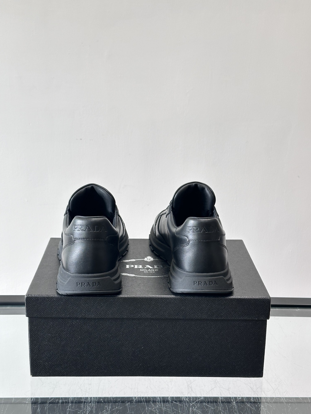PRADA男士休闲运动鞋，采用优质皮革。舒适又透气！鞋侧三角Logo超有辨识度，简约百搭，日常穿搭无压力