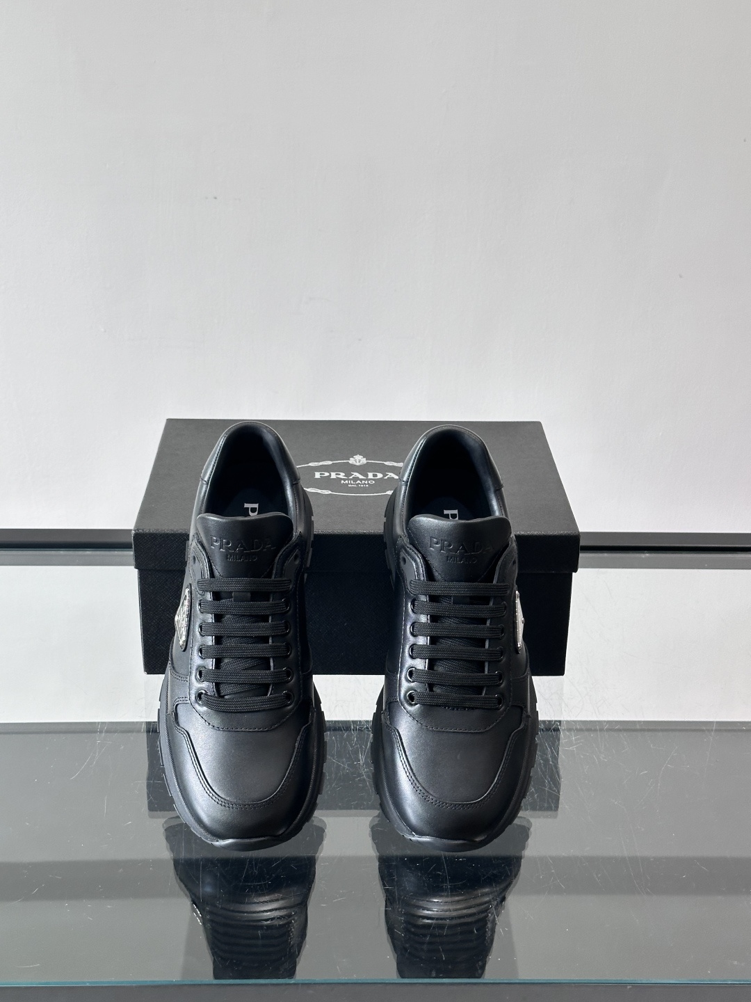 PRADA男士休闲运动鞋，采用优质皮革。舒适又透气！鞋侧三角Logo超有辨识度，简约百搭，日常穿搭无压力