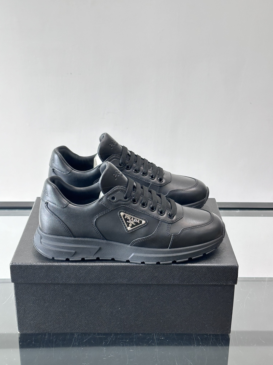 PRADA男士休闲运动鞋，采用优质皮革。舒适又透气！鞋侧三角Logo超有辨识度，简约百搭，日常穿搭无压力