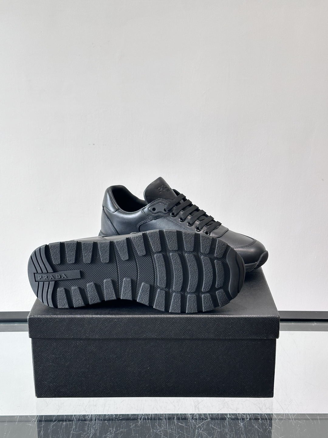 PRADA男士休闲运动鞋，采用优质皮革。舒适又透气！鞋侧三角Logo超有辨识度，简约百搭，日常穿搭无压力