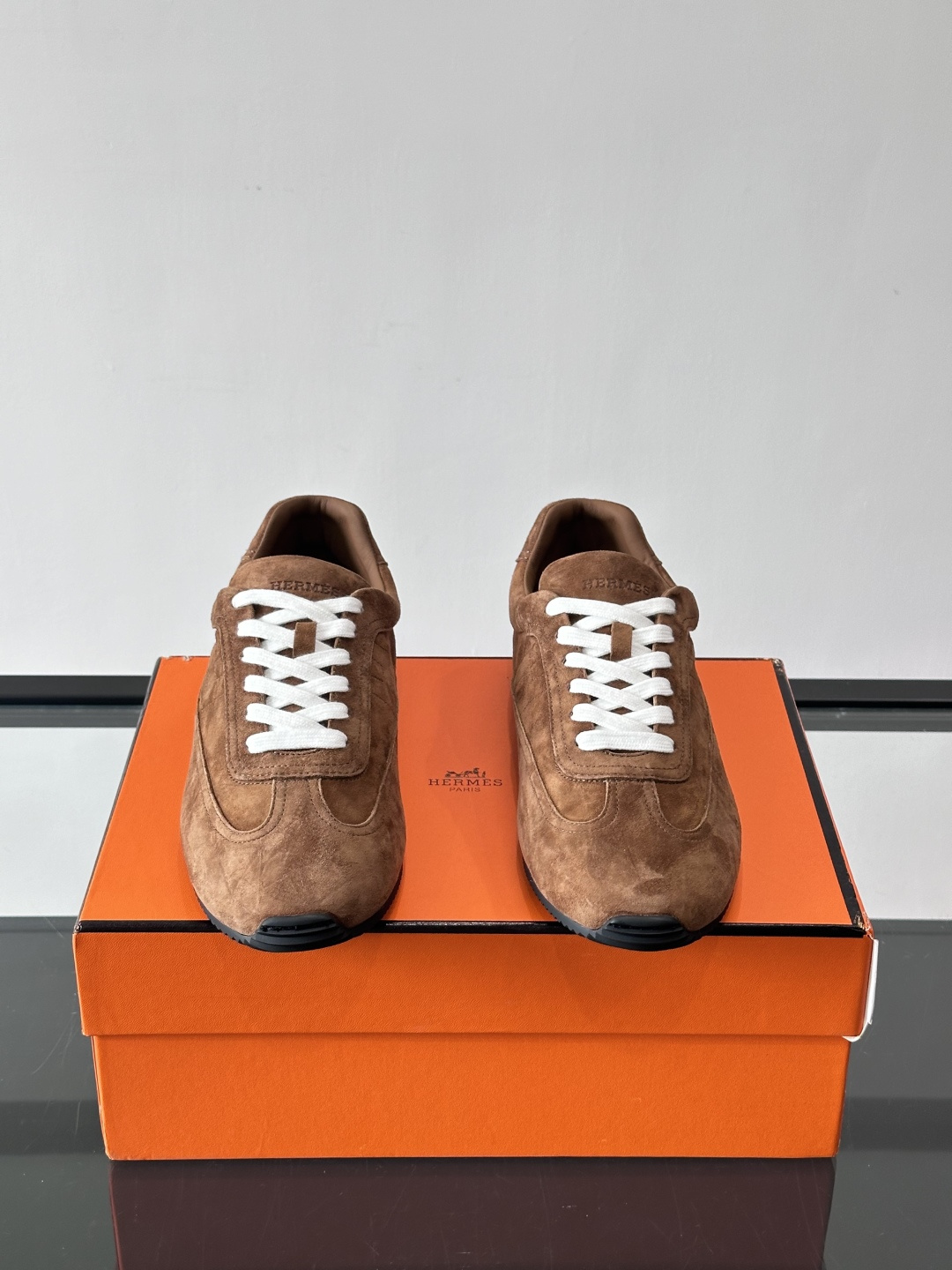 H🧡爱马仕麂皮德训鞋，复古设计+柔软麂皮，质感细腻又透气，日常穿搭超百搭！白色系带简约清新，黑色橡胶鞋底