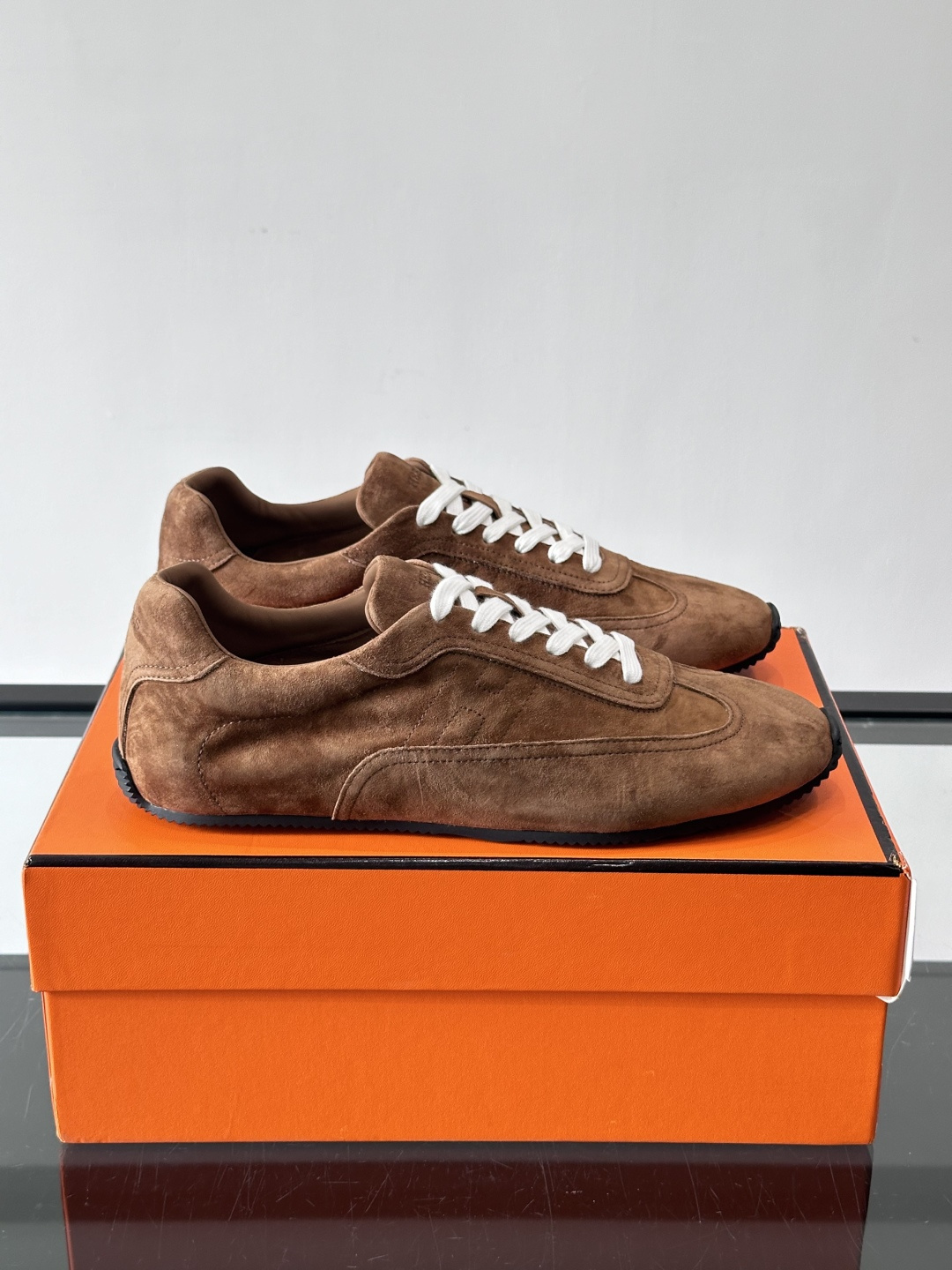 H🧡爱马仕麂皮德训鞋，复古设计+柔软麂皮，质感细腻又透气，日常穿搭超百搭！白色系带简约清新，黑色橡胶鞋底