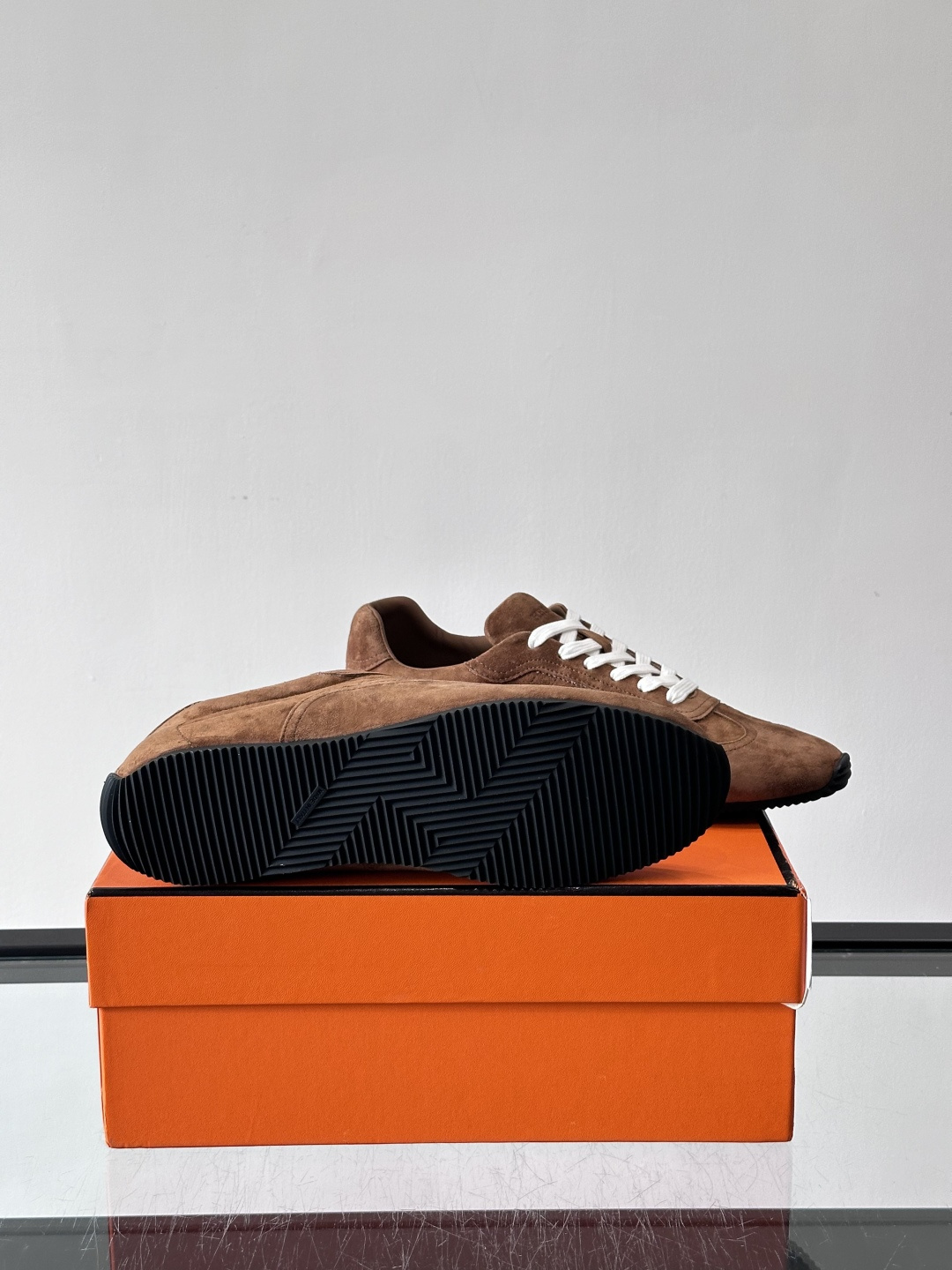 H🧡爱马仕麂皮德训鞋，复古设计+柔软麂皮，质感细腻又透气，日常穿搭超百搭！白色系带简约清新，黑色橡胶鞋底