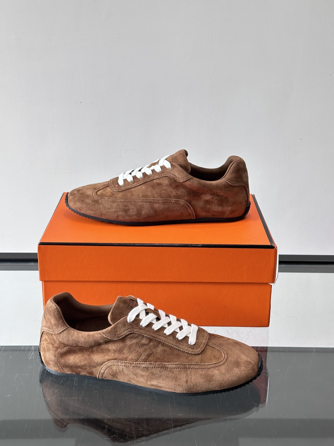 H🧡爱马仕麂皮德训鞋，复古设计+柔软麂皮，质感细腻又透气，日常穿搭超百搭！白色系带简约清新，黑色橡胶鞋底