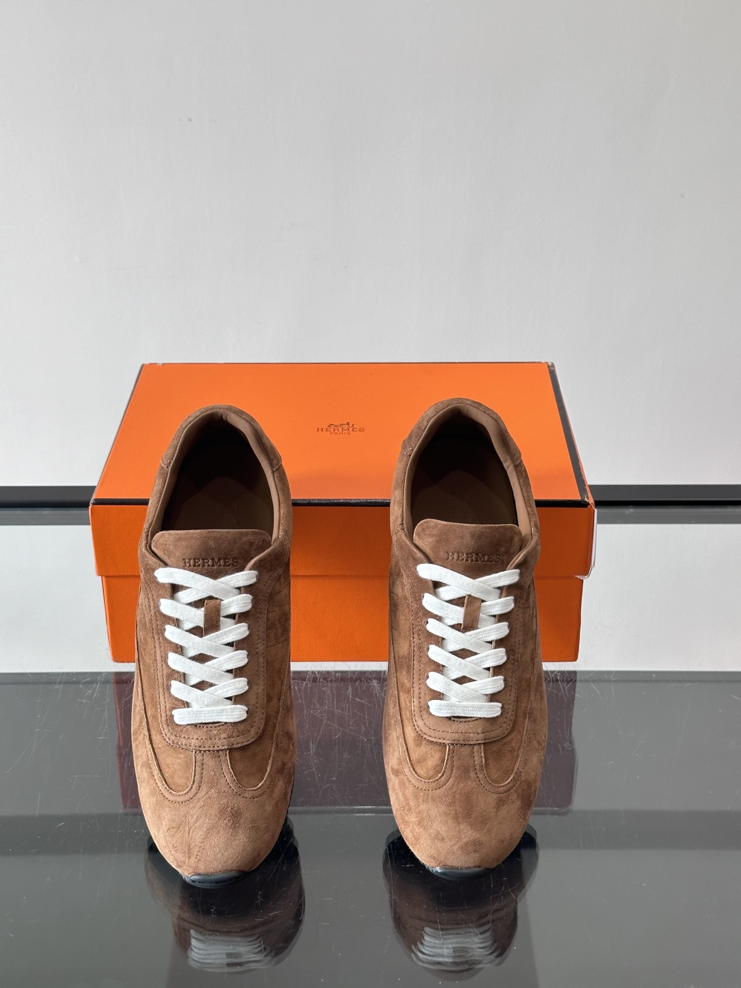 H🧡爱马仕麂皮德训鞋，复古设计+柔软麂皮，质感细腻又透气，日常穿搭超百搭！白色系带简约清新，黑色橡胶鞋底
