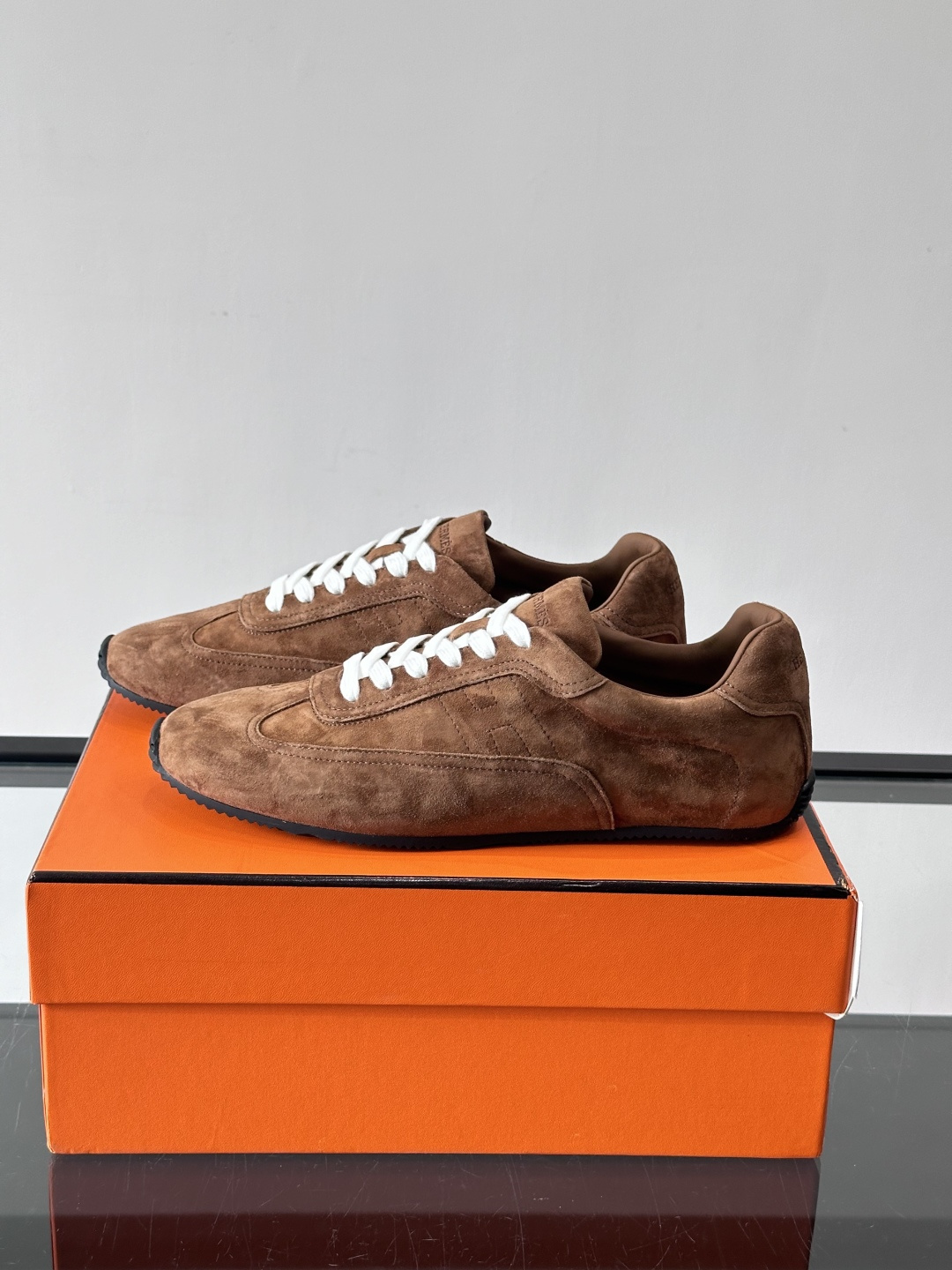 H🧡爱马仕麂皮德训鞋，复古设计+柔软麂皮，质感细腻又透气，日常穿搭超百搭！白色系带简约清新，黑色橡胶鞋底