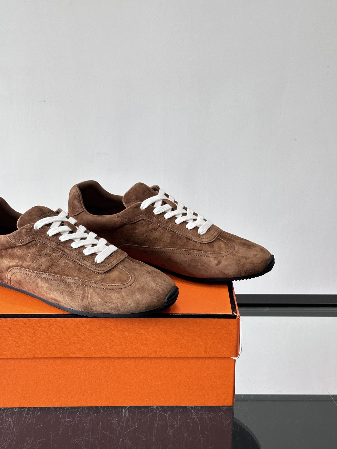 H🧡爱马仕麂皮德训鞋，复古设计+柔软麂皮，质感细腻又透气，日常穿搭超百搭！白色系带简约清新，黑色橡胶鞋底